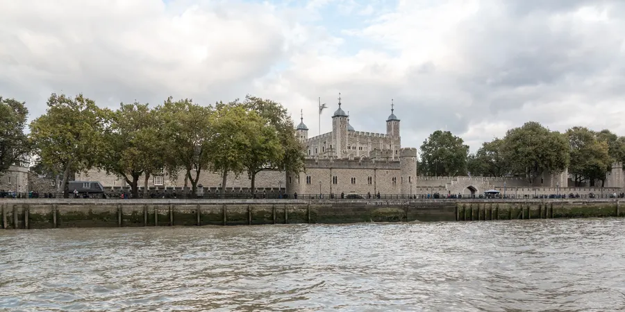 Tower of London and Crown Jewels Visit with Private Transfer