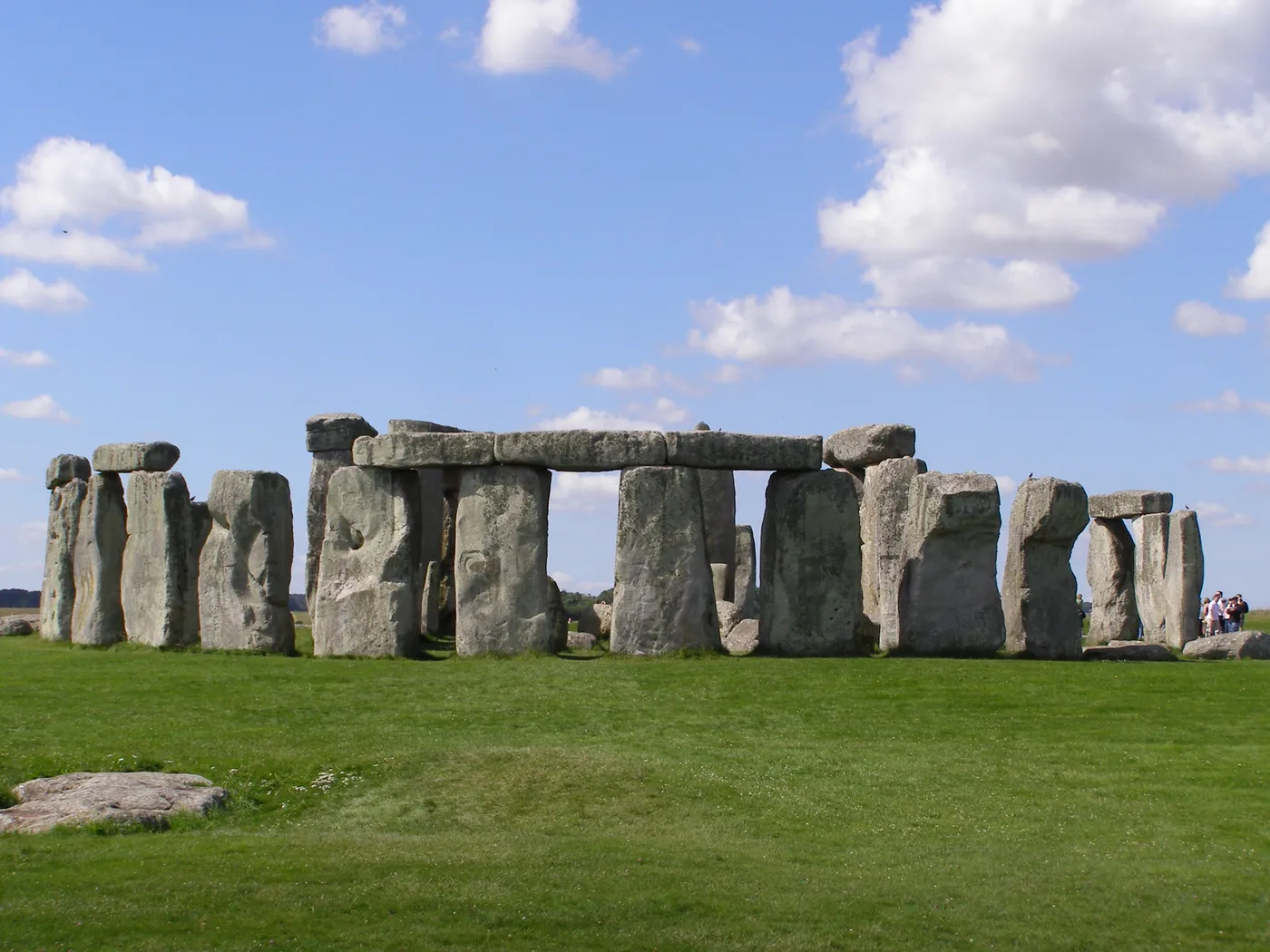 Sarsen stones and trilithons at Stonehenge with grass in the foreground
